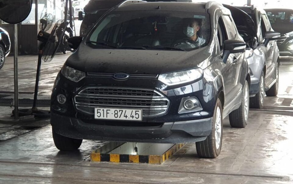 o-to-hong-den-soi-bien-so-co-‘dau’-dang-kiem?