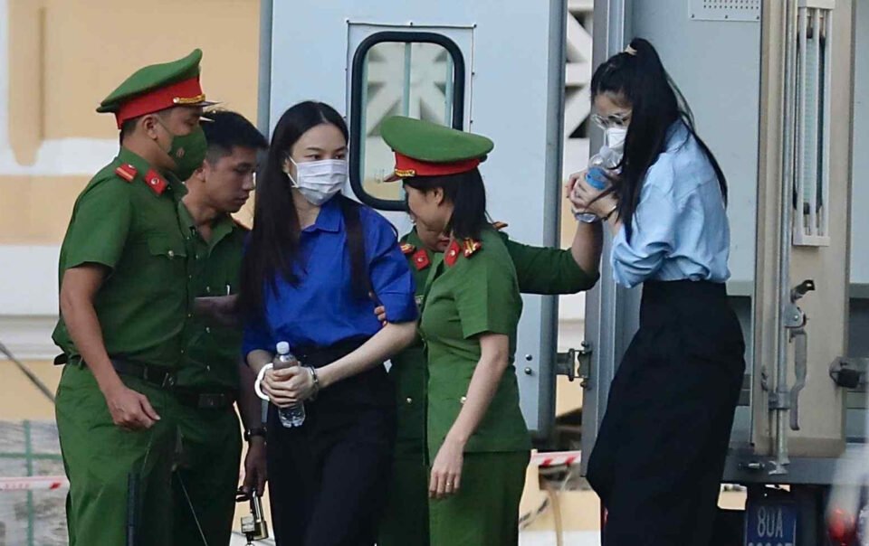 tong-giam-doc-cong-ty-sen-vang-vang-mat-tai-phien-toa-xet-xu-hoa-hau-thuy-tien