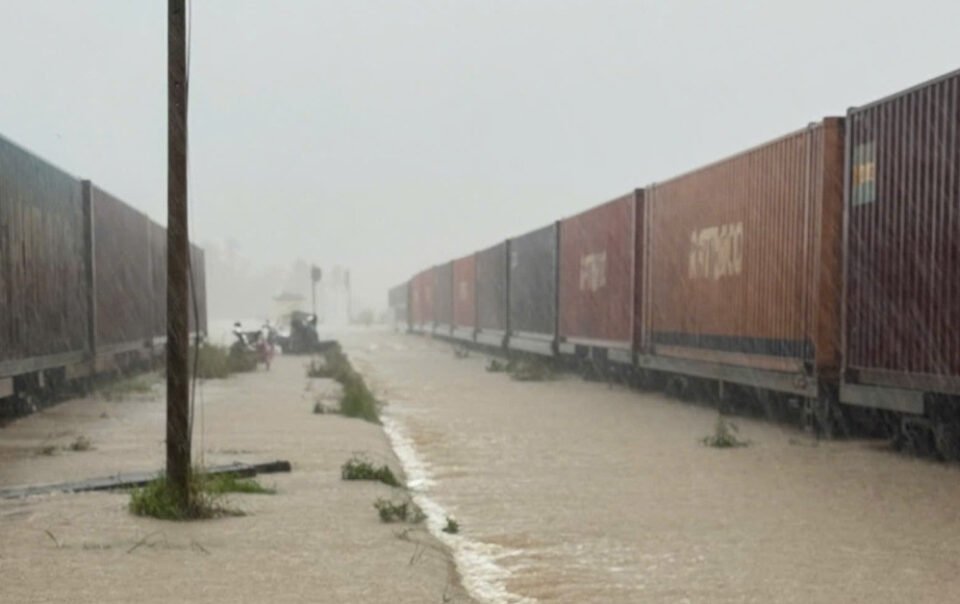 mua-lu-dien-bien-phuc-tap-o-mien-trung,-loat-chuyen-tau-phai-dung-chay