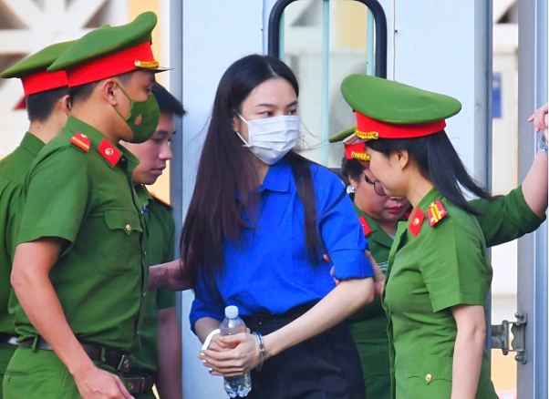 chia-phe-‘cong-–-toi’-khi-toa-xu-thuy-tien,-quang-linh-vlogs