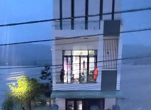 lu-ve-dot-ngot,-me-con-om-nhau-khoc-tren-noc-nha,-len-facebook-cau-cuu-xuyen-dem