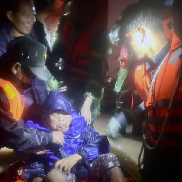 nuoc-lu-dang-cao-dot-ngot-trong-dem,-nguoi-dan-nha-trang-len-mang-cau-cuu