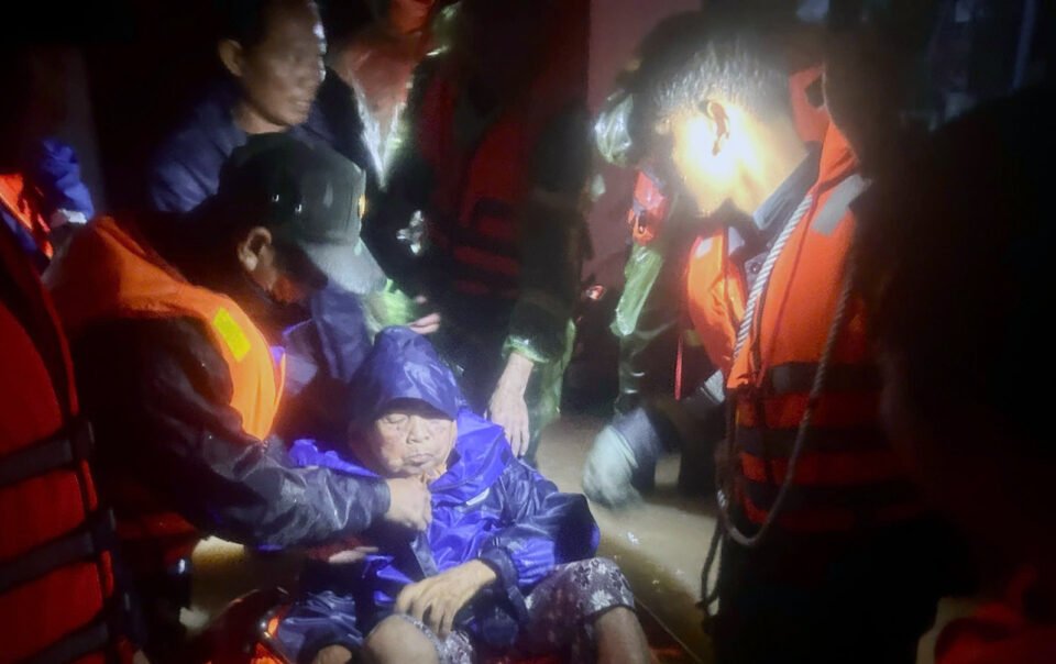 nuoc-lu-dang-cao-dot-ngot-trong-dem,-nguoi-dan-nha-trang-len-mang-cau-cuu