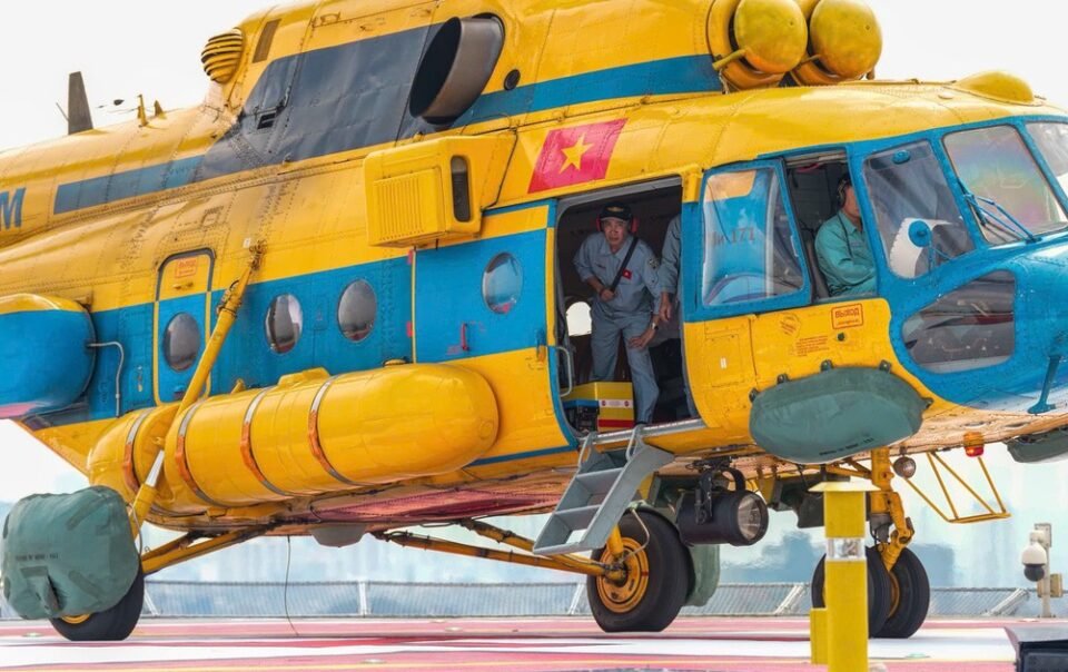 bo-quoc-phong-dieu-may-bay-truc-thang-cuu-tro-vung-lu-khanh-hoa,-phu-yen-cu