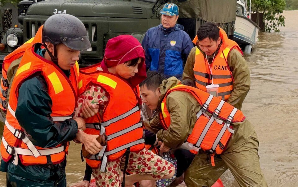 hue,-quang-ngai,-da-nang-cang-minh-de-phong-sat-lo