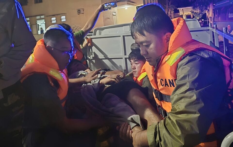 mua-lu-gia-lai:-cong-an-xa-ia-pa-cuu-ho-kip-thoi-2-nguoi-dan