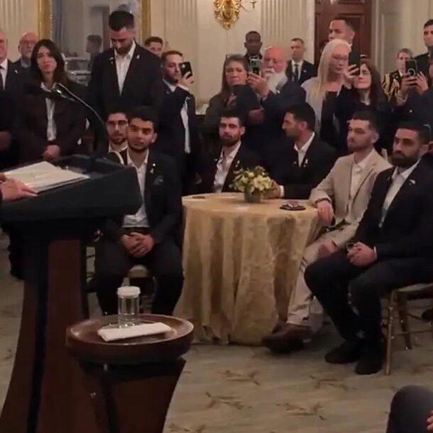 ong-trump-gap-nhom-con-tin-israel-tai-nha-trang