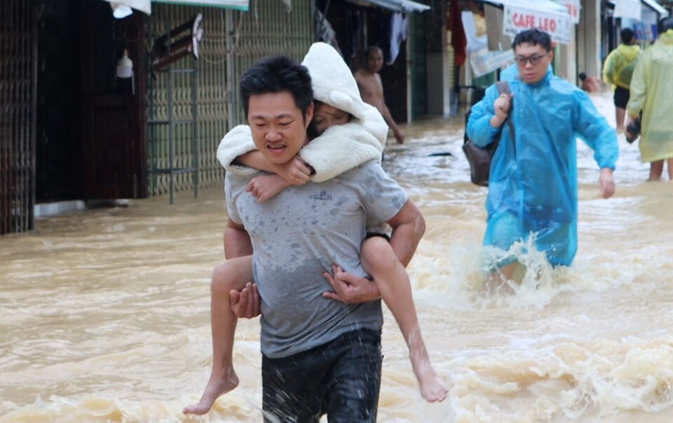 dan-nha-trang-vuot-lu-siet-thoat-than,-roi-boi-vi-mat-lien-lac-gia-dinh-2-ngay