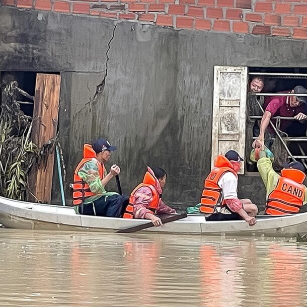 lu-lut-kinh-hoang-o-mien-trung:-bang-moi-cach-phai-cuu-dan