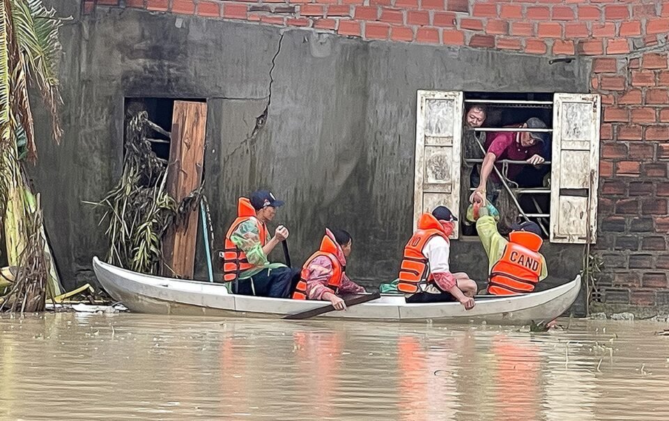lu-lut-kinh-hoang-o-mien-trung:-bang-moi-cach-phai-cuu-dan