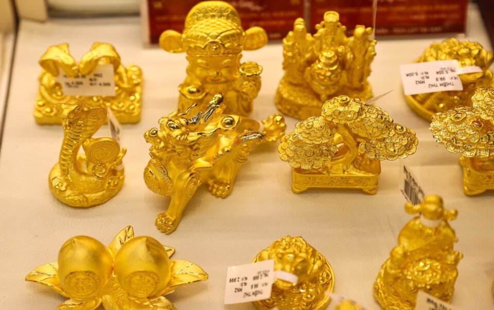 gia-vang-hom-nay-24/11/2025-kho-tang,-gioi-dau-tu-cho-tin-hieu-tu-fed