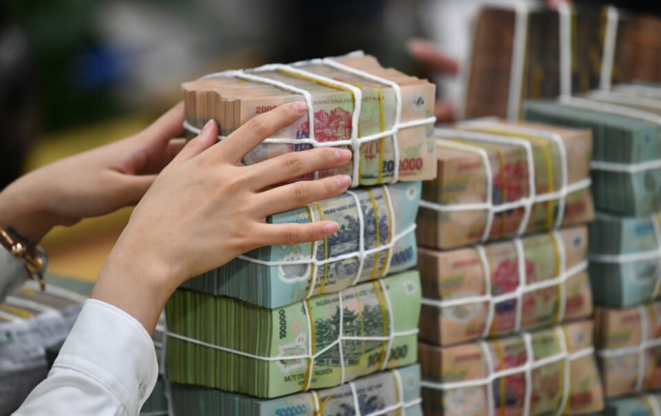 ngan-hang-chay-dua-hut-tien-gui:-tang-lai-suat,-tang-vang,-trung-xe-tien-ty