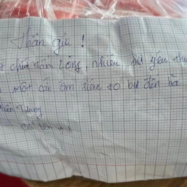 sinh-vien-tp.hcm-trang-dem-goi-ghem-nghia-tinh-gui-ba-con-vung-lu