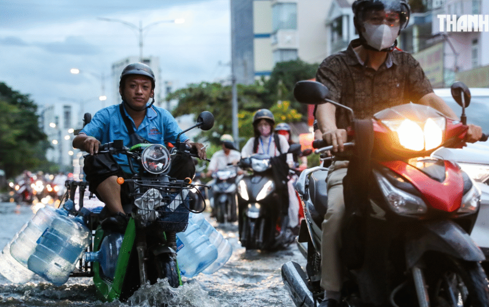 can-lam-gi-voi-xe-may-dien-bi-ngap-nuoc-do-lu,-trieu-cuong?