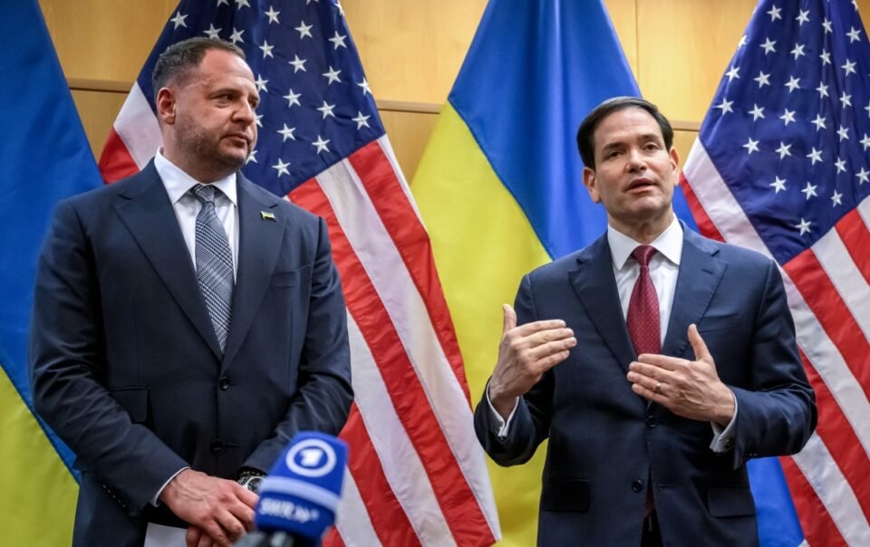 tin-tuc-the-gioi-24-11:-my,-ukraine-noi-ve-dam-phan-hoa-binh;-300-hoc-sinh-bi-bat-coc-o-nigeria