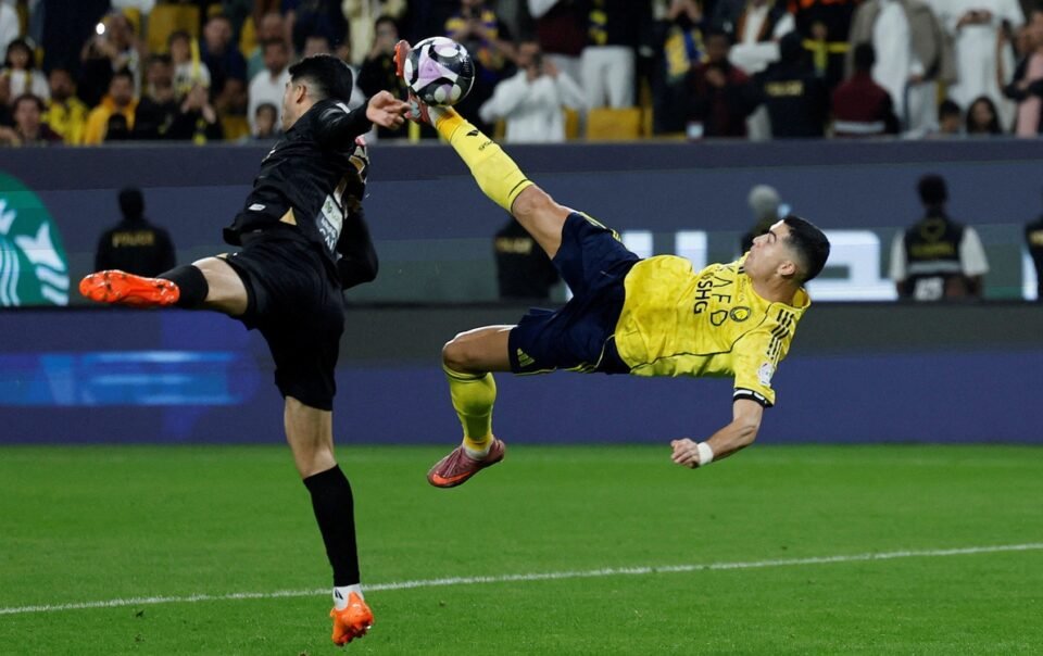 ronaldo-ghi-sieu-pham-kieu-‘xe-dap-chong-nguoc’-o-tuoi-40