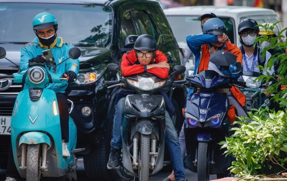 ha-noi-de-xuat-ho-tro-toi-da-5-trieu/nguoi-khi-doi-xe-may-xang-sang-xe-dien