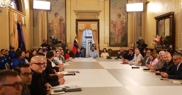 venezuela-phan-ung-dong-th&aacute;i-cua-my,-y&ecirc;u-cau-c&aacute;c-h&atilde;ng-bay-noi-lai-chuyen