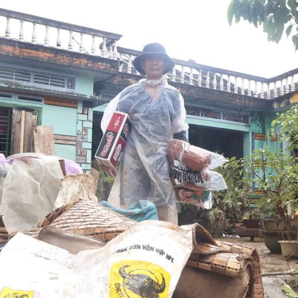 nguoi-dan-vung-ron-lu-dang-rat-can:-sua-xe,-mua-noi-com-dien,-kham-benh,-do-dung-hoc-tap,-ao-am…