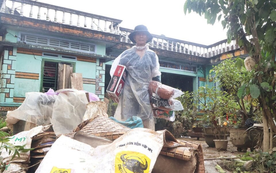 nguoi-dan-vung-ron-lu-dang-rat-can:-sua-xe,-mua-noi-com-dien,-kham-benh,-do-dung-hoc-tap,-ao-am…