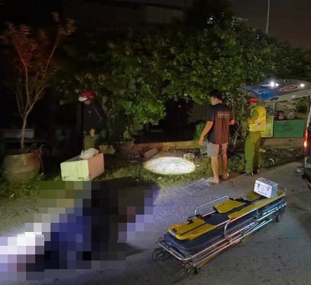 nguoi-dan-ong-bi-dam-tu-vong-truoc-cong-lang,-cong-an-thu-giu-2-con-dao