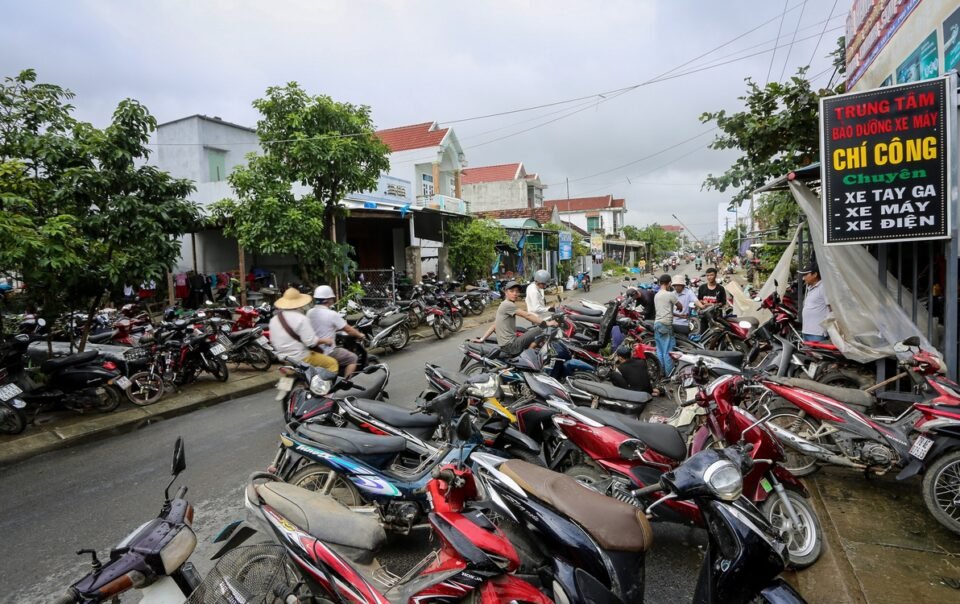 hang-ngan-xe-may-ngap-lu,-phoi-day-duong-o-phu-yen-cu,-nguoi-dan-ngong-tho-sua-xe-va-phu-tung