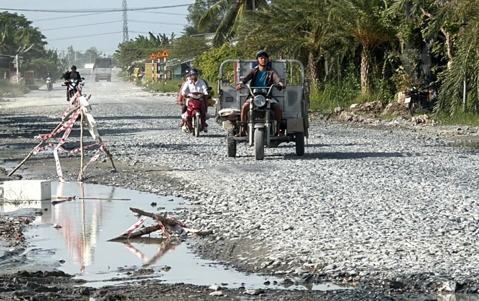 dau-thau-sua-chua-duong-ket-noi-lang-hoa-sa-dec-lom-chom-da,-day-o-voi