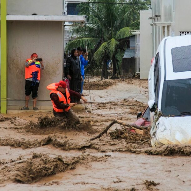 lu-cuon-phang-loat-nha-cua-o-indonesia,-84-nguoi-chet