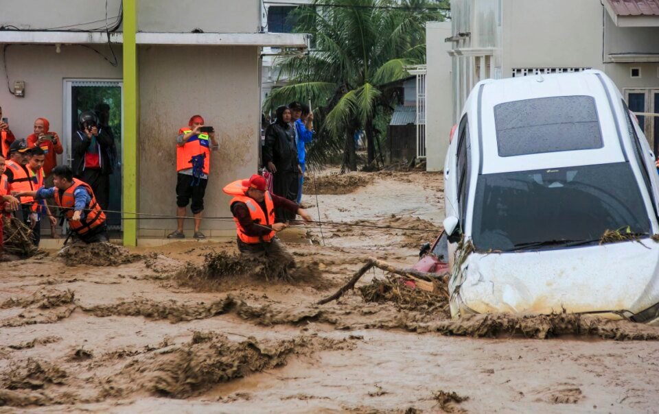 lu-cuon-phang-loat-nha-cua-o-indonesia,-84-nguoi-chet