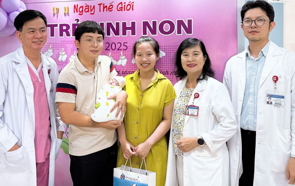 97-ngay-cuu-be-sinh-non-‘nho-nhu-hop-sua’