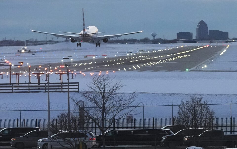 hang-nghin-chuyen-bay-bi-huy-vi-bao-tuyet-tai-my