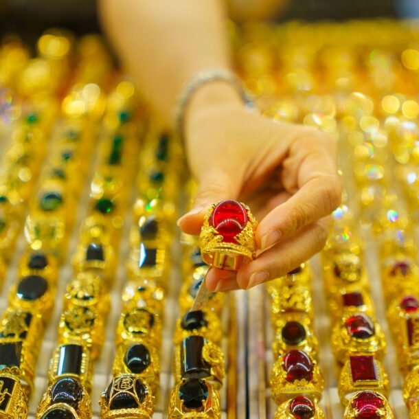 gia-vang-hom-nay-1/12/2025:-vang-sjc-vot-len-dinh-ky-luc-156-trieu-roi-roi-xuong