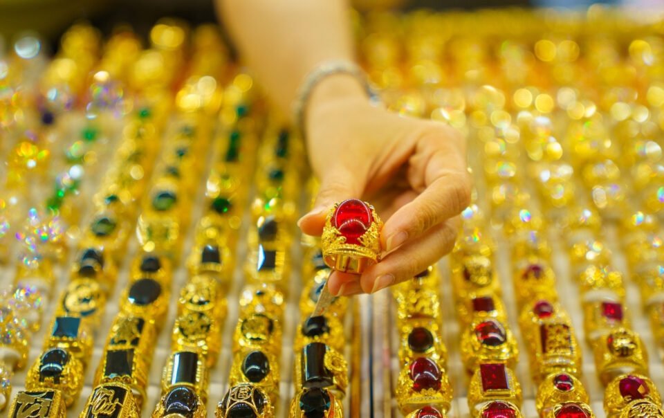 gia-vang-hom-nay-1/12/2025:-vang-sjc-vot-len-dinh-ky-luc-156-trieu-roi-roi-xuong