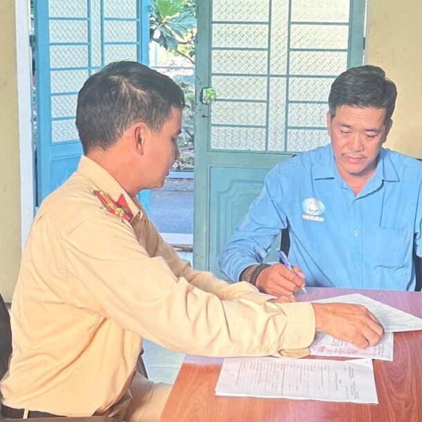 tai-xe-bi-phat-vi-chuyen-lan-xe-khach-nguy-hiem-tren-cao-toc-my-thuan-–-can-tho