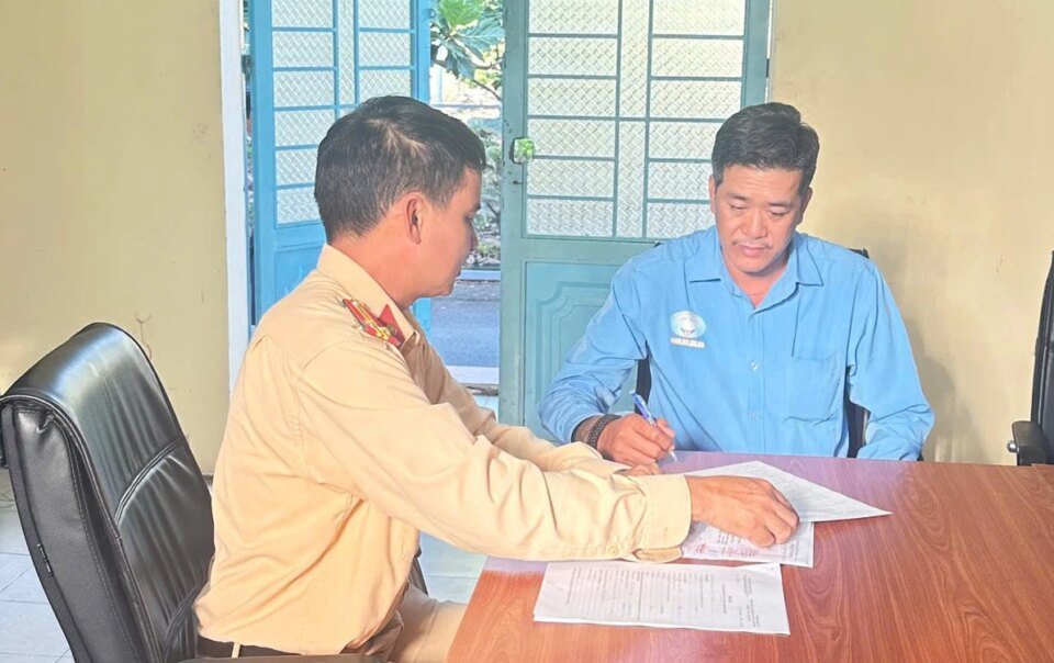 tai-xe-bi-phat-vi-chuyen-lan-xe-khach-nguy-hiem-tren-cao-toc-my-thuan-–-can-tho