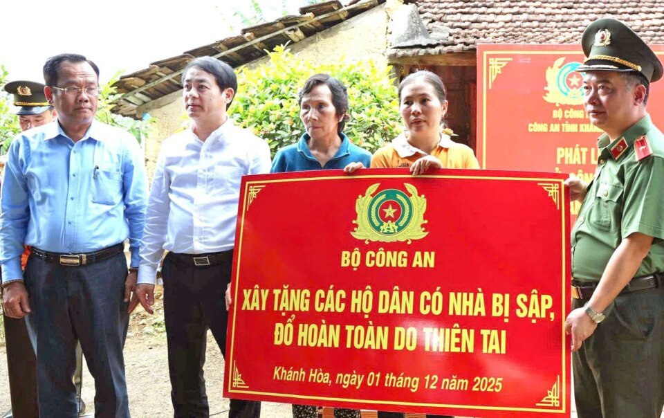 cong-an-trien-khai-‘chien-dich-quang-trung’-xay-moi-nha-cho-nguoi-dan-vung-lu-khanh-hoa