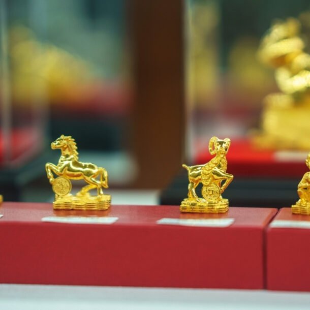 gia-vang-hom-nay-2/12/2025-lap-dinh-cao-moi,-song-lon-cuon-cuon-chay-vao-kim-loai-quy