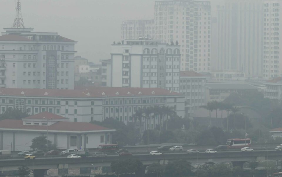 ha-noi-o-nhiem-khong-khi-nhat-nuoc,-thanh-pho-chim-trong-lop-mu-day-dac