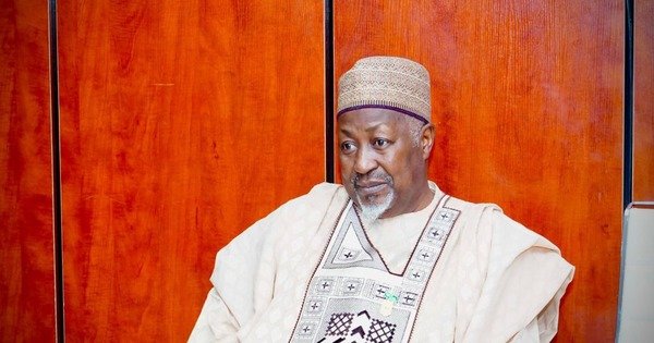 bo-truong-quoc-ph&ograve;ng-nigeria-tu-chuc-sau-vu-bat-c&oacute;c-h&agrave;ng-loat-hoc-sinh