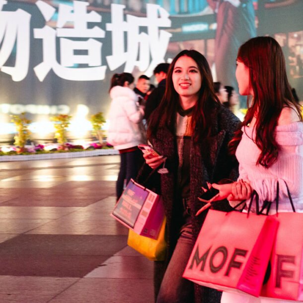 khach-to-bi-huong-dan-vien-nhot-trong-cua-hang-trung-quoc-vi-khong-mua-do