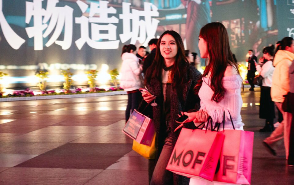 khach-to-bi-huong-dan-vien-nhot-trong-cua-hang-trung-quoc-vi-khong-mua-do