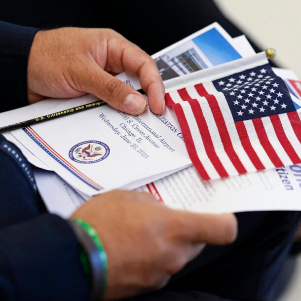 nghi-si-cong-hoa-de-xuat-cam-nguoi-my-mang-hai-quoc-tich