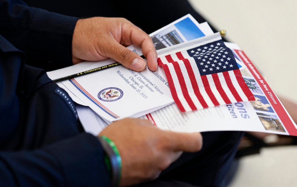 nghi-si-cong-hoa-de-xuat-cam-nguoi-my-mang-hai-quoc-tich