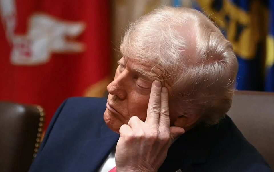 thuc-hu-video-ghi-lai-canh-ong-trump-ngu-gat-trong-cuoc-hop-noi-cac?