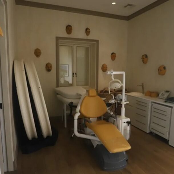 buc-anh-can-phong-chua-day-mat-na-tren-dao-cua-ti-phu-epstein-la-that