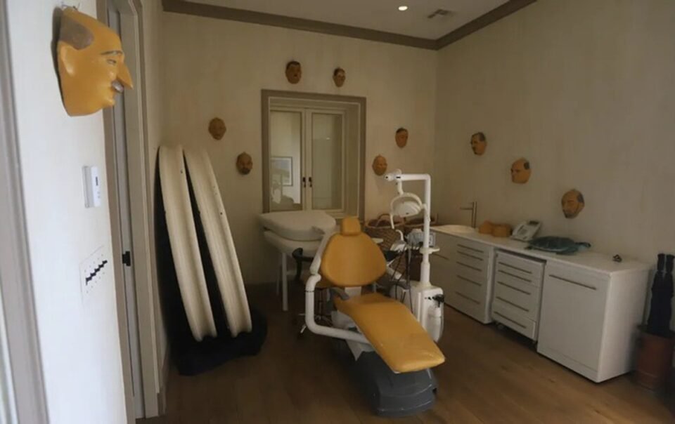 buc-anh-can-phong-chua-day-mat-na-tren-dao-cua-ti-phu-epstein-la-that