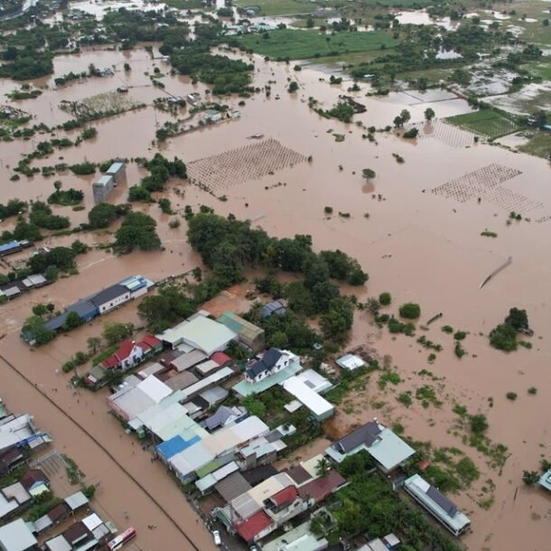 quoc-lo-1-qua-lam-dong-te-liet-vi-ngap-sau,-nhieu-tau-thuyen-bi-cuon-troi