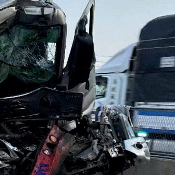 xe-tai-tong-xe-dau-keo-tren-cao-toc-bung-–-van-ninh,-2-nguoi-chet,-3-nguoi-bi-thuong