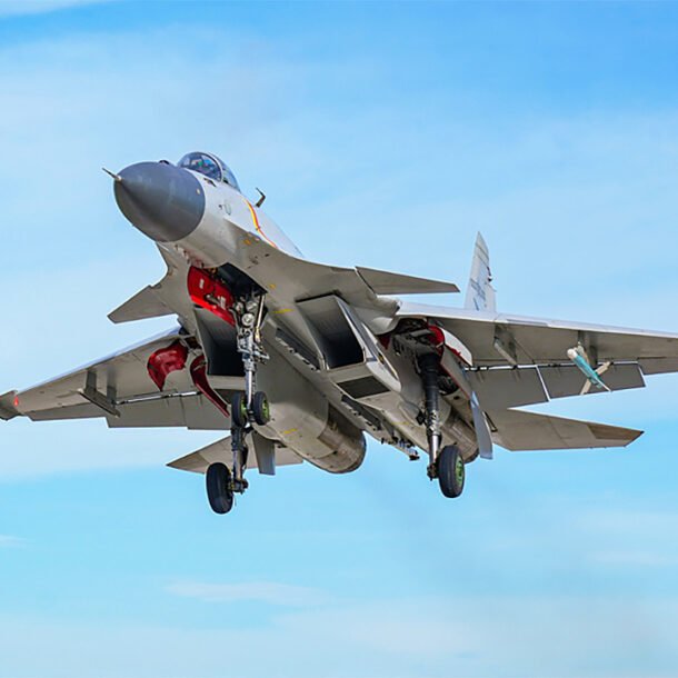 trung-quoc-noi-j-15-bat-radar-canh-gioi-khi-cham-mat-f-15-nhat