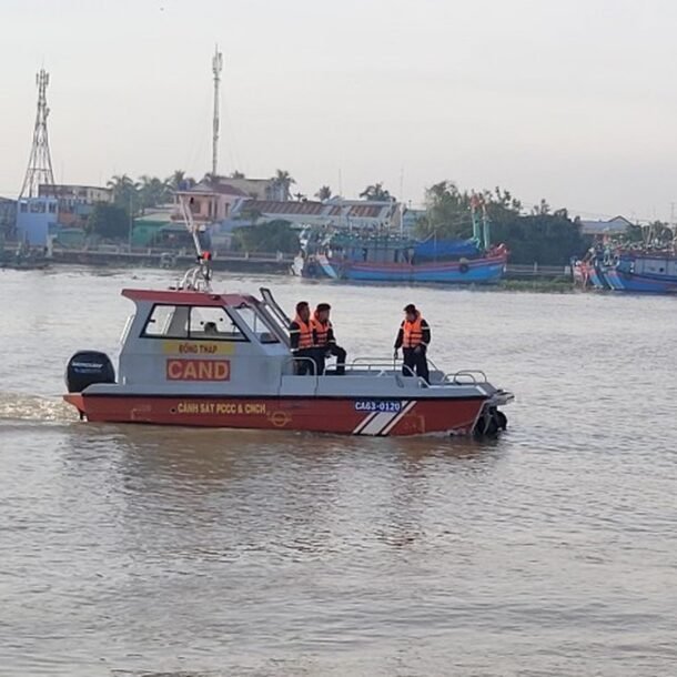 ca-no-tong-do-ngang-tren-song-tien,-nguoi-lai-do-roi-xuong-song-mat-tich